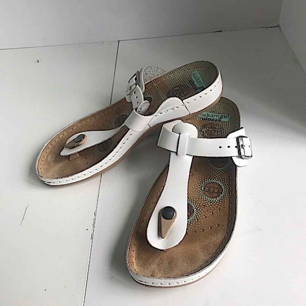 Leon Leather Slippers/Thong Sandals. EU 39